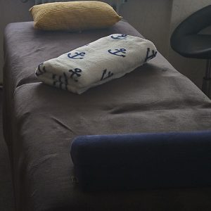 Behandlungsliege mit Kissen